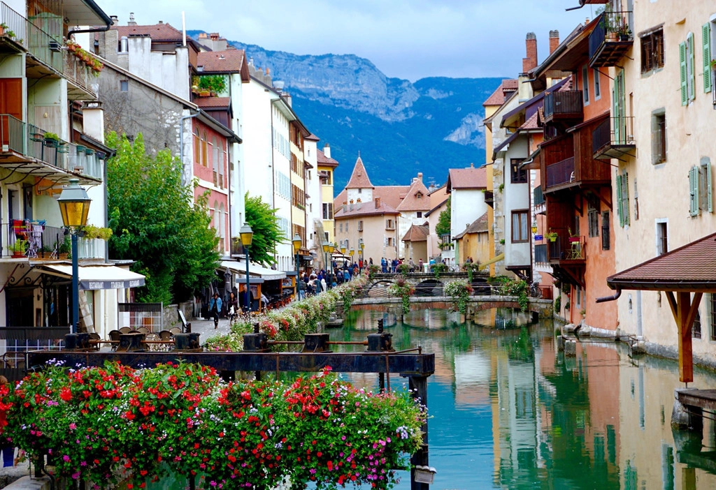 Con kênh chảy dọc Annecy ra hồ lớn với dãy núi Apls bao quanh. Con kênh chảy dọc Annecy ra hồ lớn với dãy núi Apls bao quanh.