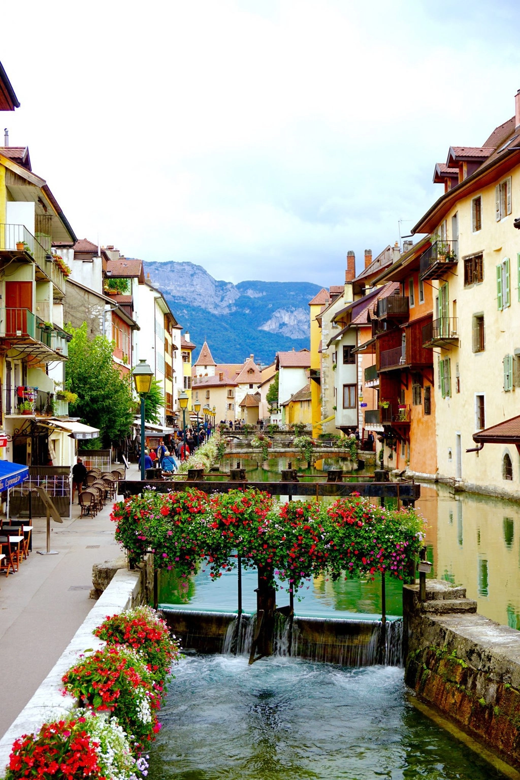 Annecy trong không gian tràn ngập màu xanh của lá cây cùng sắc hoa đua thắm hai bên bờ kênh. Annecy trong không gian tràn ngập màu xanh của lá cây cùng sắc hoa đua thắm hai bên bờ kênh.