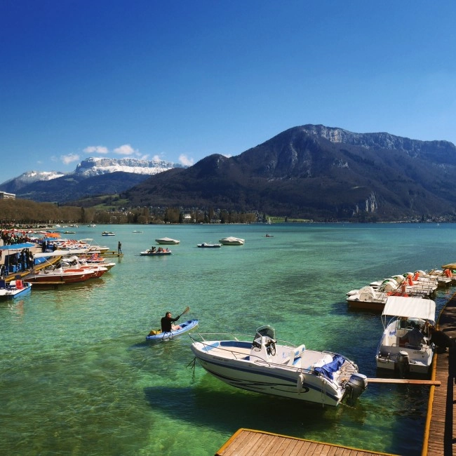 Nơi này nổi tiếng với mặt nước trong vắt màu xanh ngọc giữa dãy núi Alps hùng vĩ. Ảnh: Khanh Nguyen. Nơi này nổi tiếng với mặt nước trong vắt màu xanh ngọc giữa dãy núi Alps hùng vĩ. Ảnh: Khanh Nguyen.