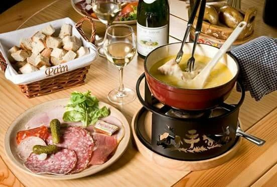 Tín đồ của phô mai chắc chắn không thể bỏ qua món Raclette và Fondue. Ảnh: Pinterest. Tín đồ của phô mai chắc chắn không thể bỏ qua món Raclette và Fondue. Ảnh: Pinterest.