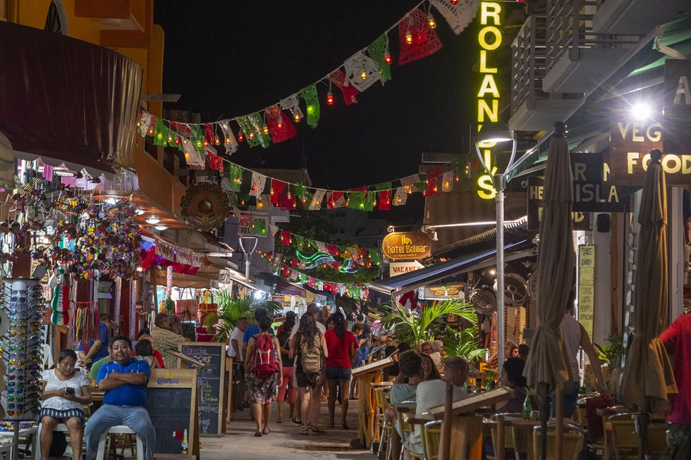 Du khách nhộn nhịp tại khu nhà hàng Isla Mujeres, gần thành phố Cancun - Ảnh: Donald Miralle/Getty/Lumix Du khách nhộn nhịp tại khu nhà hàng Isla Mujeres, gần thành phố Cancun - Ảnh: Donald Miralle/Getty/Lumix