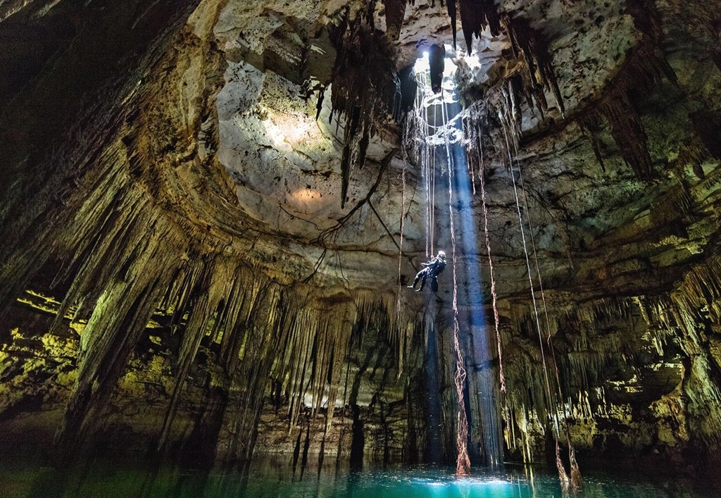 Giếng này nằm ở rìa cánh đồng ngô nhỏ, phía tây bắc cầu thang chính của El Castillo, kim tự tháp trung tâm nổi tiếng ở Chichen Itza, bán đảo Yucatan, Mexico. Nơi đây cùng các hang động và giếng tự nhiên khác (hay còn gọi cenote) từng là chốn tâm linh của người Maya cổ đại ở Yucatan. Ảnh: Meraketimde.