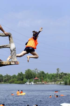 Nhảy cầu trên sông. Nhảy cầu trên sông.