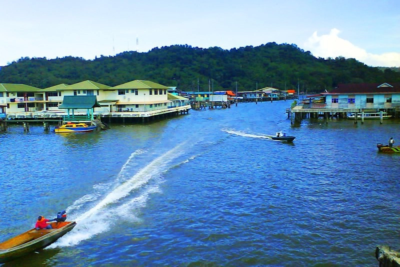 Ngoài ra, bạn còn có thể ghé thăm khu làng nổi Kampong Ayer lớn nhất thế giới. Trên trang cá nhân, blogger Thiện Nguyễn từng chia sẻ: "Người dân sống trong những ngôi nhà sàn trên sông nước nhưng rất đầy đủ tiện nghi. Nước sạch được dẫn đến từng hộ gia đình và mỗi nhà đều có máy lạnh". Vùng đất này hứa hẹn sẽ cho bạn cơ hội trải nghiệm và hiểu hơn văn hóa cũng như thưởng thức ẩm thực đặc trưng của người bản địa. Ảnh: Metrip.