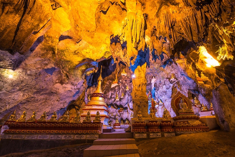 Hàng ngàn Phật vàng lót kệ, to, nhỏ, cao, thấp, giá đá và măng đá bàn thờ rất phong phú và đa dạng, tất cả đều được sơn son thếp vàng thu hút khách du lịch.