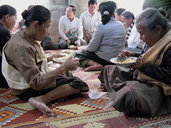 Du khách cũng có thể xuống thuyền để tham quan làng Ban Cha – một làng gốm với gần 65 hộ gia đình sinh sống. Hình ảnh là quang cảnh buổi tiệc chào đón một đứa vé vừa chào đời của người dân làng Ban Cha.