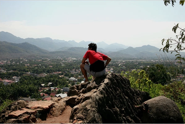 Núi Phousi sừng sững, có thể được nhìn thấy ở bất kì ngõ ngách nào của Luang Prabang. Để lên đến đỉnh, người ra phải vượt qua đoạn đường ngoằn ngoèo và leo hơn 300 bước.