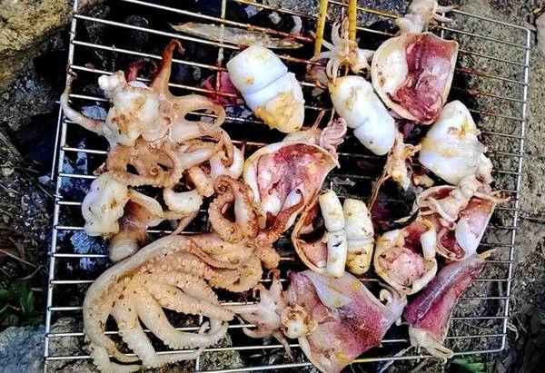 Thưởng thức hải sản nướng tại biển luôn là trải nghiệm ẩm thực thú vị. Thưởng thức hải sản nướng tại biển luôn là trải nghiệm ẩm thực thú vị.