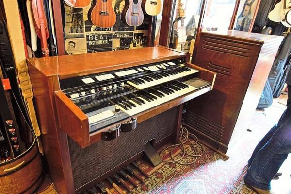 Cây organ của Tony Banks’ Hammond và loa của Leslie cũng được bày bán ở Hanks - Ảnh: Star2.com Cây organ của Tony Banks’ Hammond và loa của Leslie cũng được bày bán ở Hanks - Ảnh: Star2.com