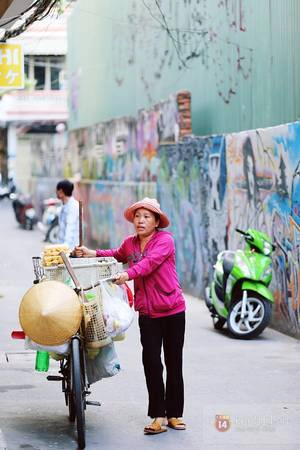 Mọi người dân trong hẻm 15B đều sinh hoạt, vui chơi quanh bờ tường này.