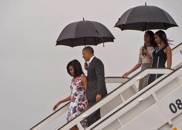 Trời mưa nhưng gia đình ông Obama vẫn dành thời gian tới thăm các điểm tham quan nổi tiếng ở khu Old Hanava trong chuyến thăm Cuba ngày 20/3. Trời mưa nhưng gia đình ông Obama vẫn dành thời gian tới thăm các điểm tham quan nổi tiếng ở khu Old Hanava trong chuyến thăm Cuba ngày 20/3.