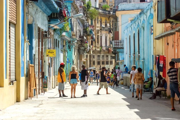 Người dân địa phương trên phố San Miguel thuộc khu Old Havana. Người dân địa phương trên phố San Miguel thuộc khu Old Havana.