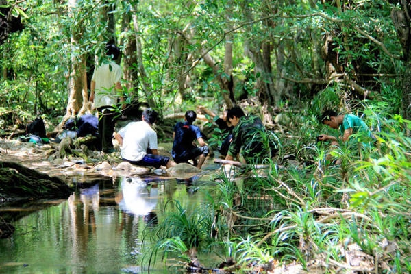Nghỉ chân bên bờ suối - Ảnh: XUÂN LỘC Nghỉ chân bên bờ suối - Ảnh: XUÂN LỘC