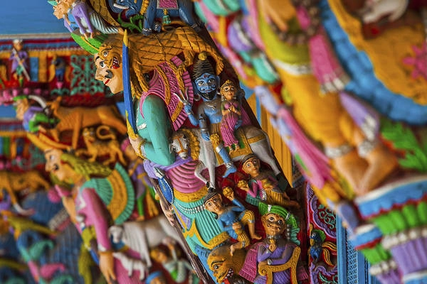Các họa tiết trang trí sặc sỡ trong một ngôi chùa ở Bhuj, Gujarat. Ảnh: Tim Bird