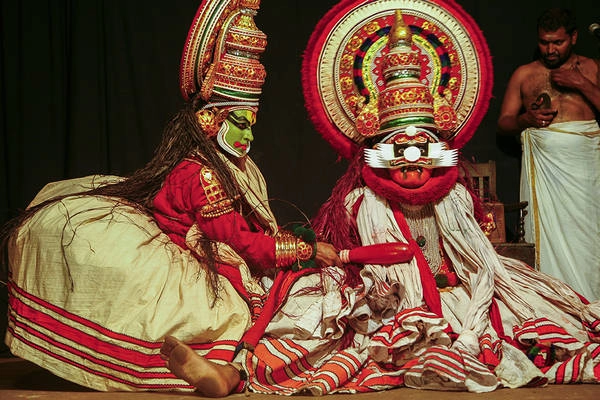 Các vũ công múa điệu Kathakali truyền thống với cách hóa trang rất cầu kỳ, trước khi lên sân khấu họ thường đội một chiếc mũ rất to ở trên đầu. Ảnh: Tim Bird
