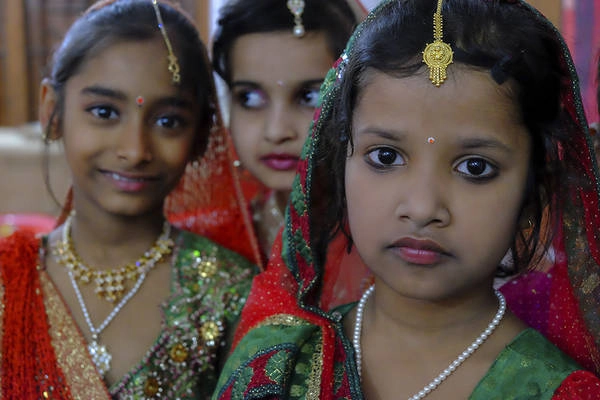 Các vũ công nhí ở Bihar. Ảnh: Tim Bird