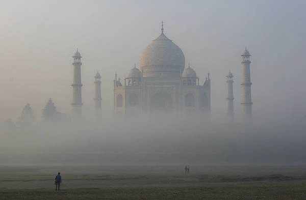 Đền Taj Mahal trong một buổi sáng mờ sương. Ảnh: Tim Bird