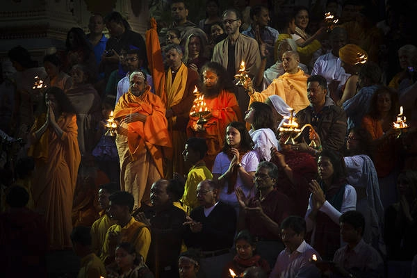Người dân đang thực hiện nghi lễ Ganga Aarti ở Rishikesh- một trong ba địa điểm hành hương thiêng liêng của người dân Ấn. Ảnh: Tim Bird
