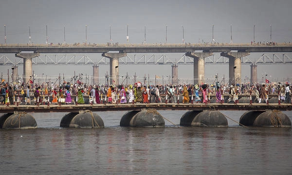 Hàng chục nghìn tín đồ Hindu hành hương trong mùa lễ hội hành hương Kumbh Mela ở Allahabad. Ảnh: Tim Bird