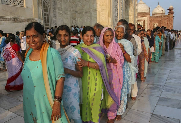 Phụ nữ Ấn trong những bộ trang phục truyền thống đang xếp hàng để vào thăm đền Taj Mahal. Ảnh: Tim Bird