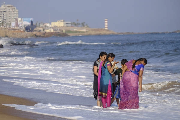 Những phụ nữ địa phương đang tắm biển ở thành phố Visakhapatnam, thuộc bang Andhra Pradesh. Ảnh: Tim Bird