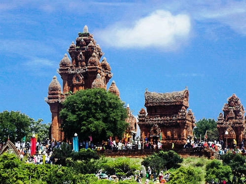 Tháp là biểu tượng của nền văn hóa Chăm cổ kính. Tháp là biểu tượng của nền văn hóa Chăm cổ kính.