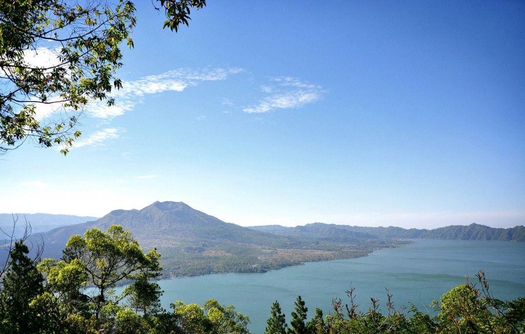 Dừng chân ngắm cảnh tại núi lửa Batur và hồ Batur.