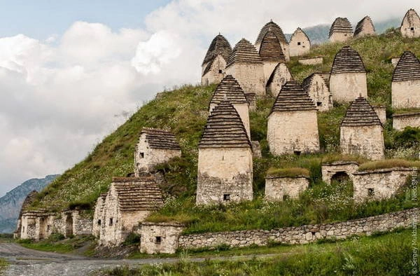Những ngôi mộ nằm trên đỉnh núi Caucasus - Ảnh: amusingplanet Những ngôi mộ nằm trên đỉnh núi Caucasus - Ảnh: amusingplanet