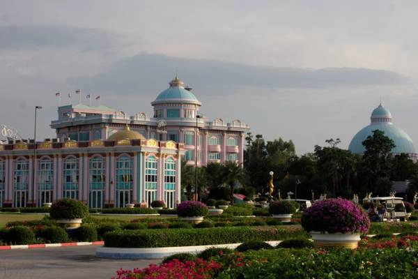 Lâu đài Baan Sukhawadee điểm tham quan mới và hấp dẫn tại Pattaya. Lâu đài Baan Sukhawadee điểm tham quan mới và hấp dẫn tại Pattaya.