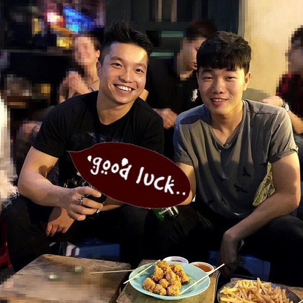 Chàng đội trưởng mắt híp Lương Xuân Trường có vẻ như đang ngồi thưởng thức nem chua rán, khoai tây chiên ở khu Tạ Hiện. Chàng đội trưởng mắt híp Lương Xuân Trường có vẻ như đang ngồi thưởng thức nem chua rán, khoai tây chiên ở khu Tạ Hiện.