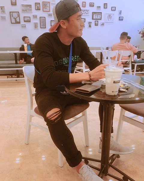 Tất nhiên các cầu thủ của U23 cũng không bỏ qua trà sữa - món đồ uống hot nhất năm vừa qua. Trong ảnh là Tiến Dũng và một ly trà sữa của một thương hiệu khá đình đám. Về món ăn khoái khẩu, mẹ chàng thủ môn từng tiết lộ Dũng rất thích ăn thịt kho tàu. Tất nhiên các cầu thủ của U23 cũng không bỏ qua trà sữa - món đồ uống hot nhất năm vừa qua. Trong ảnh là Tiến Dũng và một ly trà sữa của một thương hiệu khá đình đám. Về món ăn khoái khẩu, mẹ chàng thủ môn từng tiết lộ Dũng rất thích ăn thịt kho tàu.