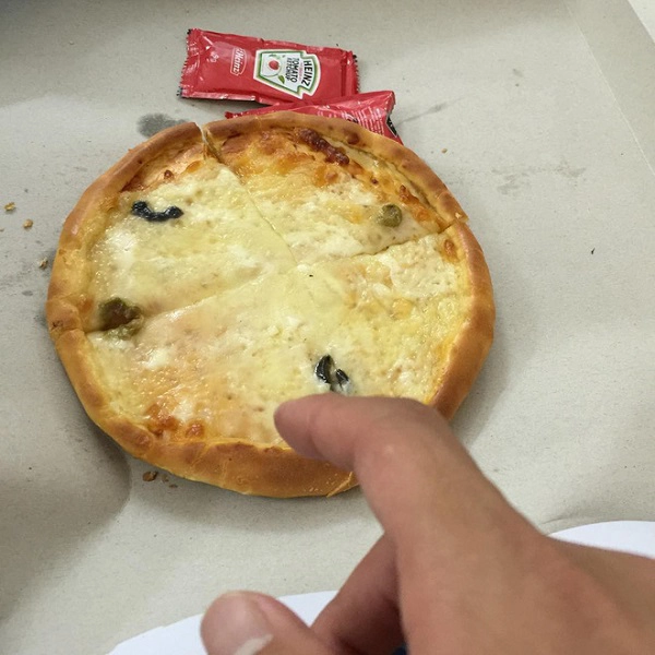 Song song với đó là tình yêu dành cho pizza. Song song với đó là tình yêu dành cho pizza.