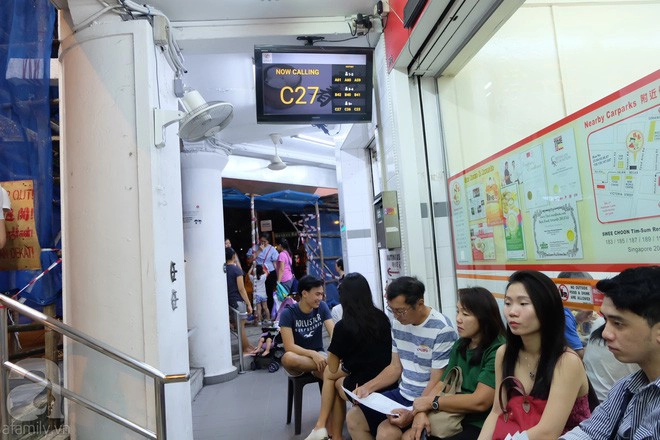 Máy lấy số và bảng điện tử bên ngoài hiển thị tình hình khách ăn trong quán và bàn trống. (Ảnh BB)