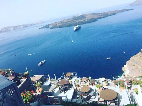 Santorini là một hòn đảo xinh đẹp nằm ở phía đông nam Hy Lạp. Santorini là một hòn đảo xinh đẹp nằm ở phía đông nam Hy Lạp.