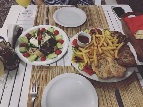 Đến Santorini, bạn nên thưởng thức món yogurt. Yogurt ở đây có một mùi hương đặc trưng và vị ngọt xen lẫn vị chua vô cùng hấp dẫn. Ngoài ra với các bữa ăn hàng ngày bạn có thể ăn bánh Pita, hay món Gyros với thịt cừu... Đến Santorini, bạn nên thưởng thức món yogurt. Yogurt ở đây có một mùi hương đặc trưng và vị ngọt xen lẫn vị chua vô cùng hấp dẫn. Ngoài ra với các bữa ăn hàng ngày bạn có thể ăn bánh Pita, hay món Gyros với thịt cừu...
