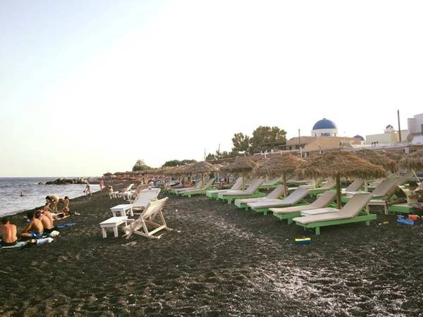 Người Santorini gọi tên bãi biển theo màu sắc của cát (do đá núi lửa tạo thành): biển đen, biển đỏ, biển trắng. Trong đó, bãi biển đen dài hơn 4 km với làn nước trong vắt đã mê hoặc bao lữ khách từng đặt chân đến nơi đây. Người Santorini gọi tên bãi biển theo màu sắc của cát (do đá núi lửa tạo thành): biển đen, biển đỏ, biển trắng. Trong đó, bãi biển đen dài hơn 4 km với làn nước trong vắt đã mê hoặc bao lữ khách từng đặt chân đến nơi đây.