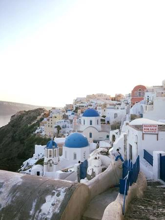 Hầu hết các ngôi nhà ở Santorini đều là màu trắng tinh khiết, kết hợp với sắc xanh của màu nước biển Địa Trung Hải, tạo nên một khung cảnh tuyệt đẹp và hết sức lãng mạn. Hầu hết các ngôi nhà ở Santorini đều là màu trắng tinh khiết, kết hợp với sắc xanh của màu nước biển Địa Trung Hải, tạo nên một khung cảnh tuyệt đẹp và hết sức lãng mạn.
