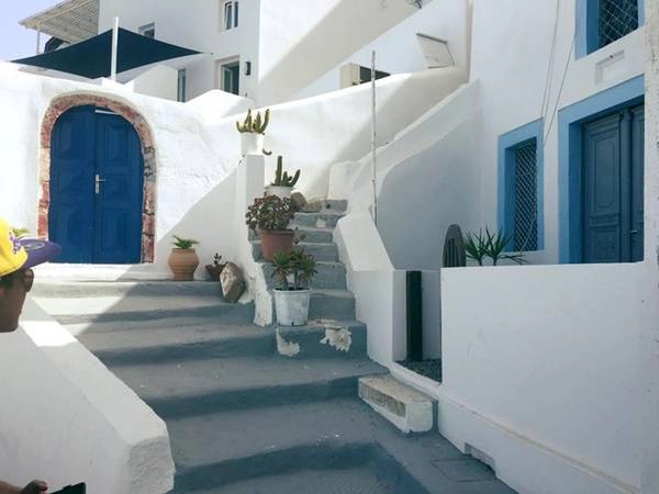 Tháng 8 là tháng cao điểm nhất về du lịch ở Santorini. Vào tháng này trong năm, rất nhiều khách du lịch cũng như dân bản địa đi đến đây để tận hưởng nắng ấm áp, biển xanh biếc và bầu trời luôn trong vắt. Tháng 8 là tháng cao điểm nhất về du lịch ở Santorini. Vào tháng này trong năm, rất nhiều khách du lịch cũng như dân bản địa đi đến đây để tận hưởng nắng ấm áp, biển xanh biếc và bầu trời luôn trong vắt.