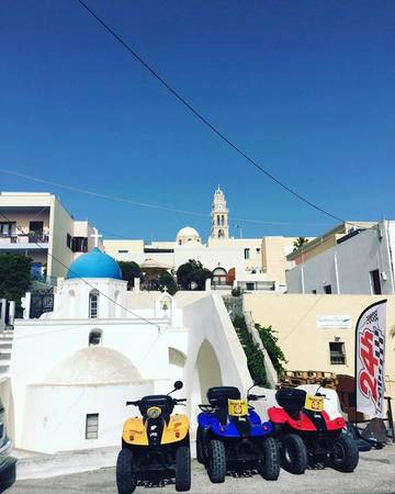 Làng Thira là ngôi làng lớn nhất và đông dân cư nhất ở Santorini. Bạn có thể tìm mua mọi thứ ở đây với giá rẻ hơn so với những nơi khác. Từ nhà hàng, khách sạn hay siêu thị đều đa dạng. Làng nằm ở vị trí trung tâm của đảo, bạn cũng dễ dàng đi từ Thira sang các làng khác như Oia hay Perissa và quay trở lại. Làng Thira là ngôi làng lớn nhất và đông dân cư nhất ở Santorini. Bạn có thể tìm mua mọi thứ ở đây với giá rẻ hơn so với những nơi khác. Từ nhà hàng, khách sạn hay siêu thị đều đa dạng. Làng nằm ở vị trí trung tâm của đảo, bạn cũng dễ dàng đi từ Thira sang các làng khác như Oia hay Perissa và quay trở lại.