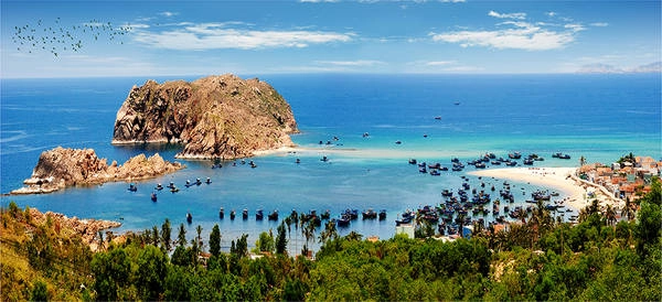 Hòn Khô hay còn được gọi với cái tên khác là Cù lao Hòn Khô, là một trong 32 hòn đảo nằm gần bờ của tỉnh Bình Định, cách trung tâm thành phố Quy Nhơn khoảng 16 km, thuộc thôn Hải Đông, xã Nhơn Hải. Ảnh: Hoàng Vân