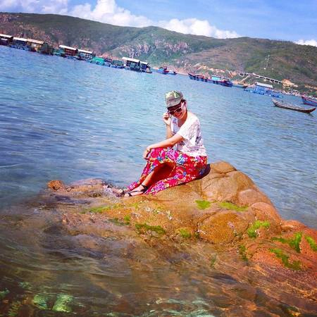Bãi tắm ở Hòn Khô vẫn giữ được nét hoang sơ, mộc mạc, ở đây du khách sẽ bắt gặp cát, gió và biển cả hòa lẫn vào nhau tạo nên một không gian đầy kỳ thú. Ảnh: mirandahoang