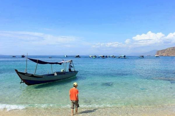Du khách có thể phơi mình hàng giờ trên bãi cát vàng óng và thưởng thức những món hải sản tươi ngon: tôm, cua, ghẹ, cá, mực, ốc… do người dân Nhơn Hải đánh bắt, chế biến theo yêu cầu. Ảnh: ST