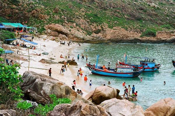 Đây cũng là một điểm du lịch tương đối mới với nhiều du khách. Đến với đảo Hòn Khô có hai trải nghiệm đầy thú vị mà du khách không thể bỏ qua đó chính là lặn ngắm san hô dưới biển và chinh phục dãy núi đá trên đảo. Ảnh: Namto