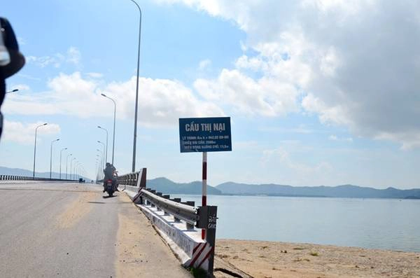 Để đến được Hòn Khô, từ Quy Nhơn du khách có thể chạy xe máy hoặc ô tô qua cầu Thị Nại, băng qua Khu kinh tế Nhơn Hội, đi dọc theo vịnh Mai Hương rồi qua một đoạn đường đèo vài cây số là đến làng chài xã Nhơn Hải. Ảnh: Cindy Gia & Goterest 