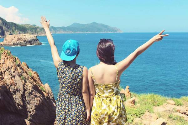 Đảo Hòn Khô đúng như tên gọi của nó, khô rang khô rốc, chẳng có cây xanh, chẳng có những rặng dừa nghiêng nghiêng quyến rũ. Ấy vậy mà Hòn Khô lại có sức quyến rũ lạ kỳ, thu hút rất nhiều bạn trẻ du lịch bụi. Ảnh: Cindy Gia & Goterest