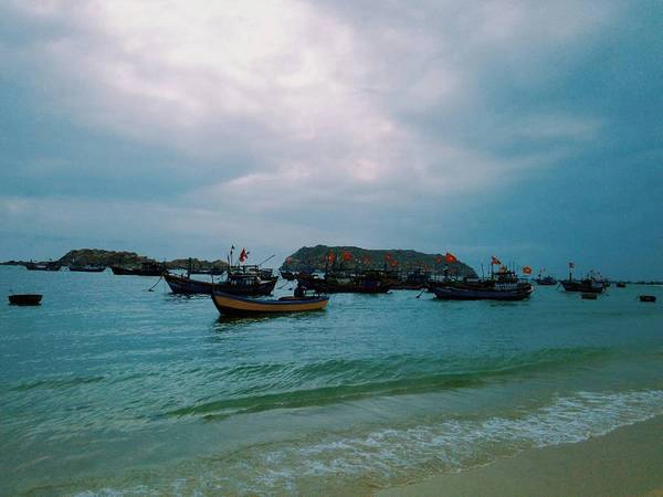Nhìn từ đất liền, hòn Khô như một tảng đá khổng lồ mọc lên giữa biển khơi. Ảnh: leo_vuitton0820