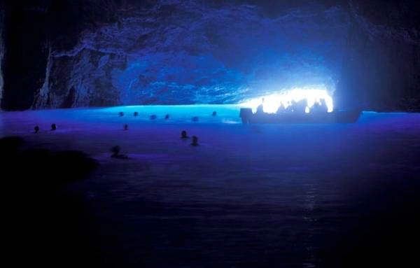 Du khách thưởng ngoạn hang động Xanh - Ảnh: discovergreece