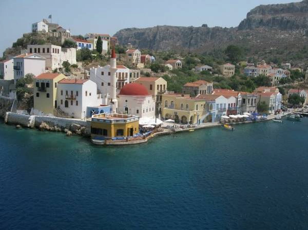 Khu vực bến cảng Mandraki, điểm hút khách ở Kastellorizo - Ảnh: wp