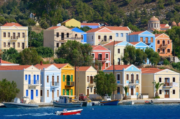 Những căn nhà với phong cách đặc trưng ở Kastellorizo - Ảnh: wp