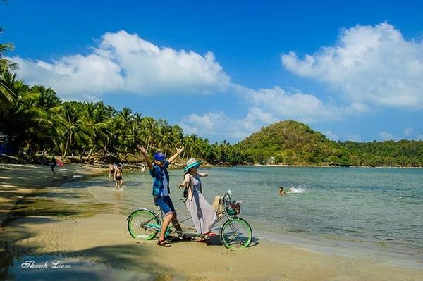 Du Khách có thể đạp xe quanh đảo để hòa mình vào nắng gió biển khơi.